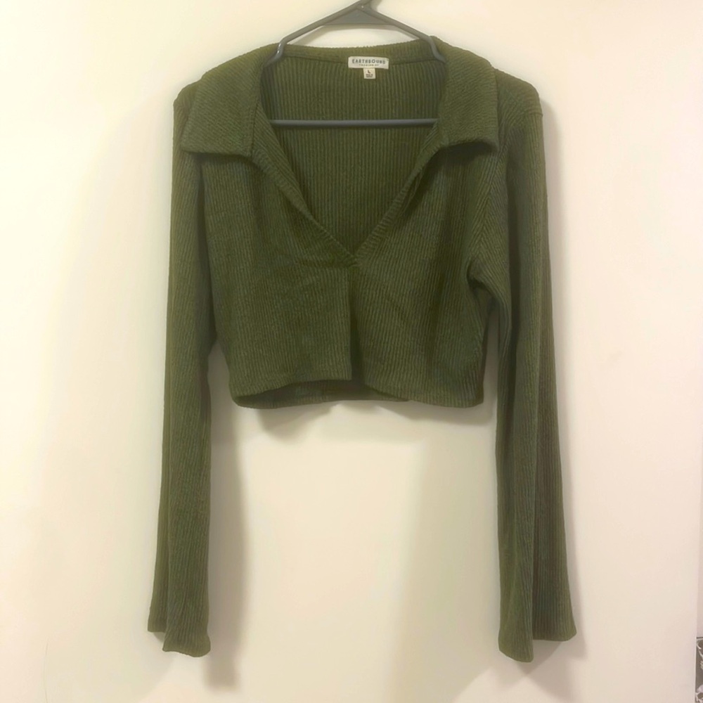 Longsleeve Crop Ribbed Collar V Neck